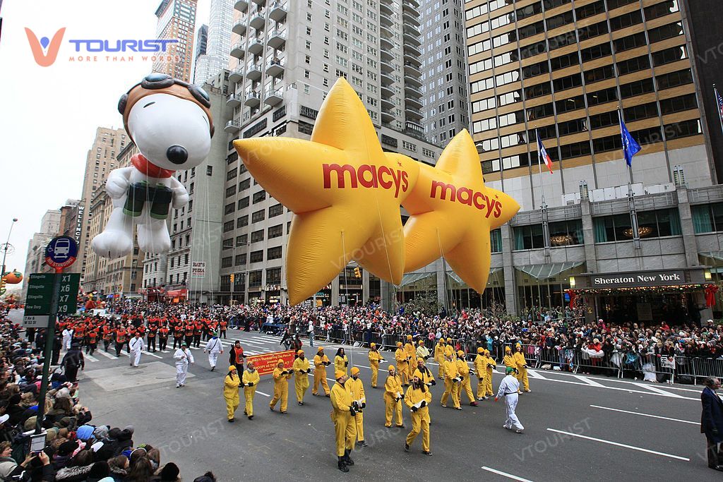 Con đường diễu hành dài 4km từ Central Park West về trụ sở chính của Macy’s trên đại lộ Sixth Avenue