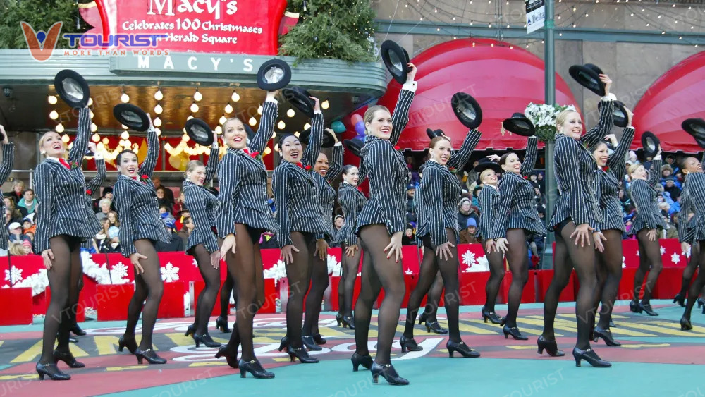 Những màn trình diễn chuyên nghiệp mất nhiều tháng chuẩn bị cho lễ diễu hành Macy’s Christmas Parade