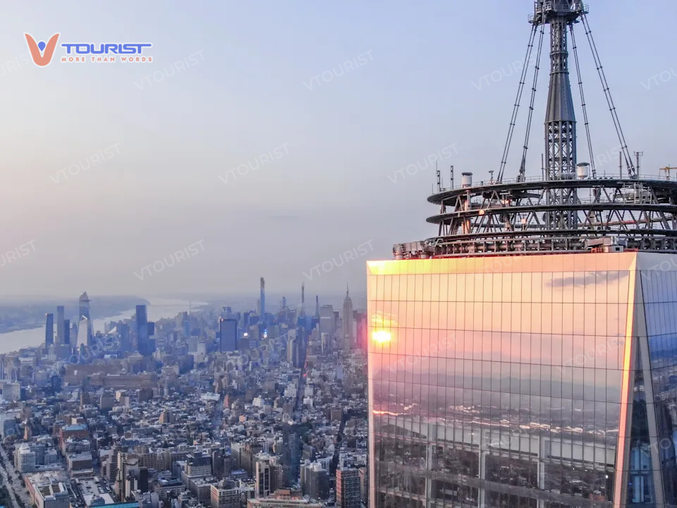 Bao quanh công trình là hàng ngàn mặt kính góp phần mang đến hiệu ứng ánh sáng huyền ảo cho cả toà nhà