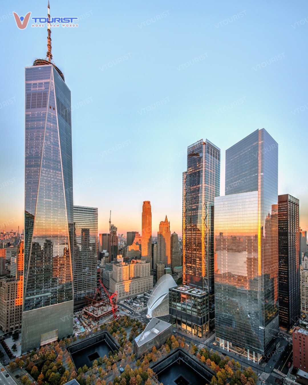 Ngay dưới One World Trade Center là khu vực tưởng niệm Ground Zero, nơi từng là hai toà tháp đôi đắt giá bậc nhất Hoa Kỳ