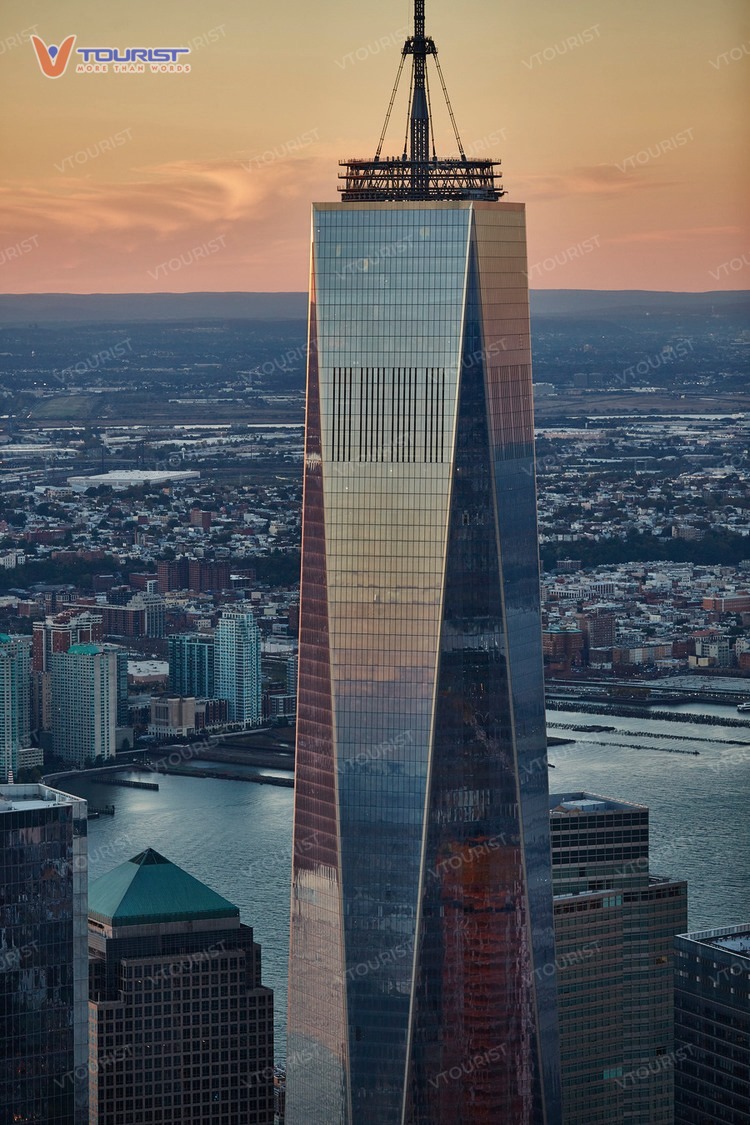 Toà nhà là sự kết hợp của 8 mặt tam giác đứng