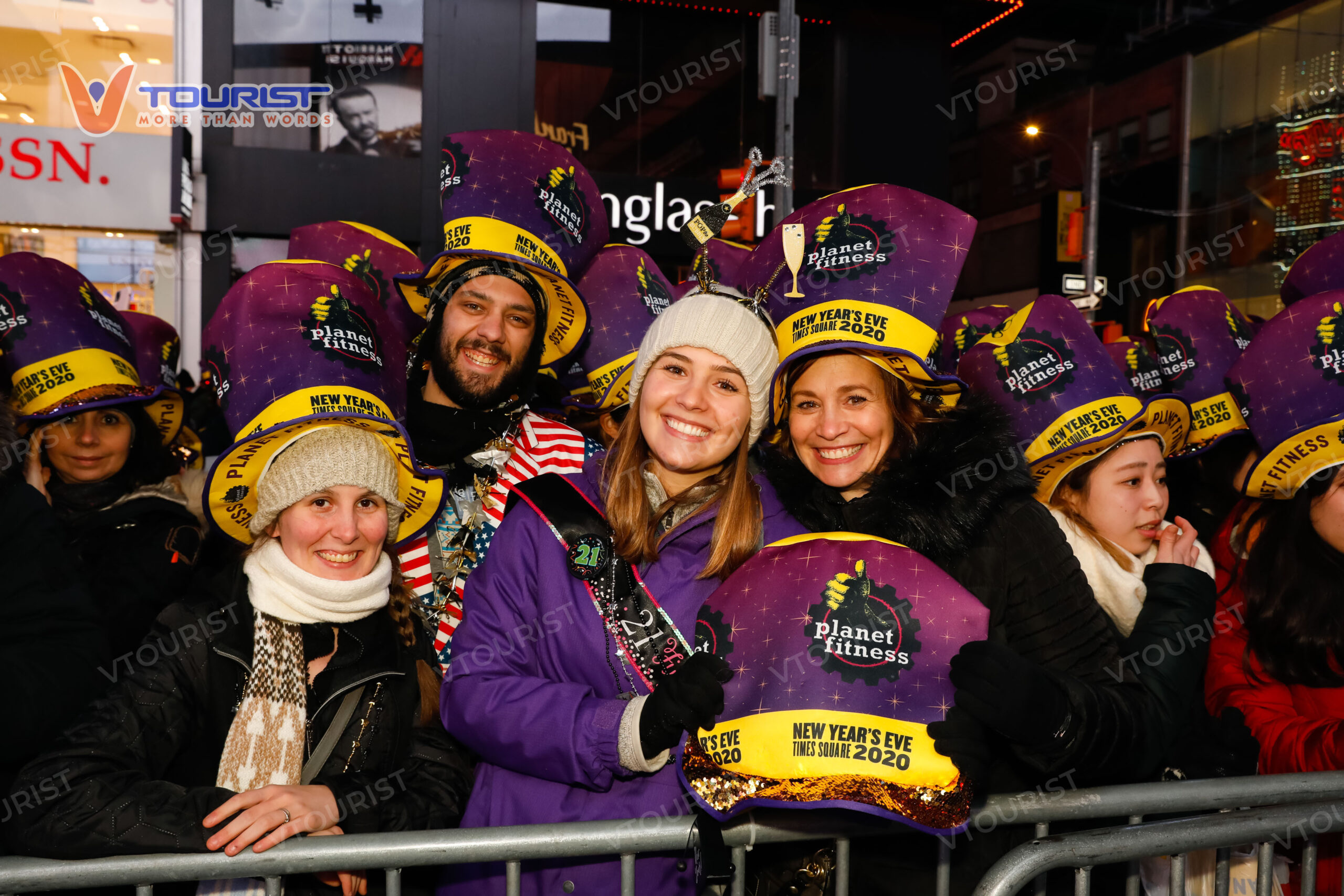 Hơn 1 triệu người tham gia đổ về quảng trường Times Square trong khoảnh khắc đón giao thừa cuối năm