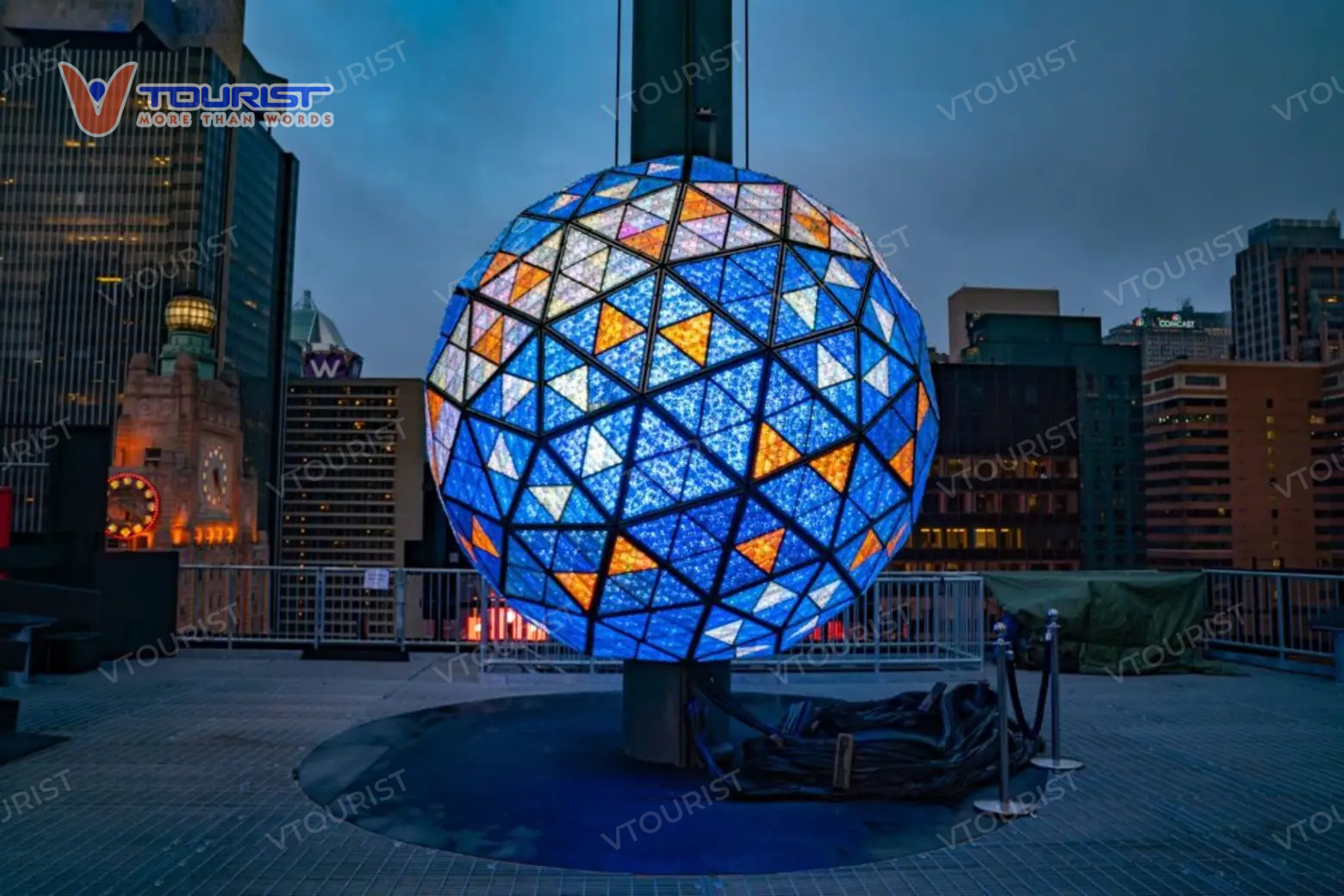 Quả cầu được thiết kế bởi công ty sản xuất pha lê cao cấp nhất thế giới Waterford Crystal