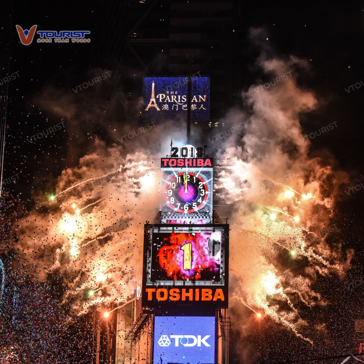 Bắt đầu từ 23h59 phút quả cầu từ từ được hạ xuống cho đến khi đồng hồ báo hiệu 00:00