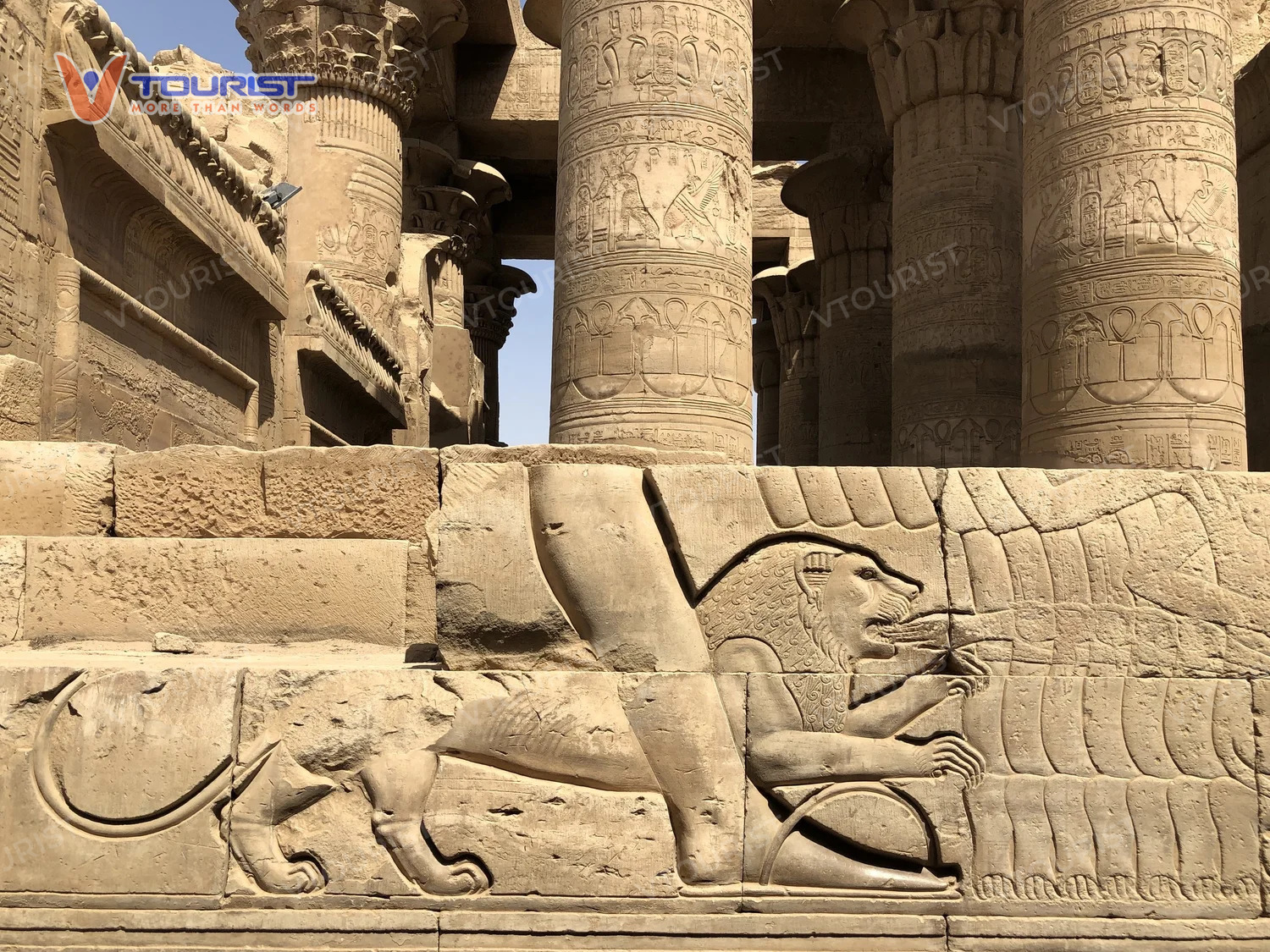 Bên ngoài ngôi đền khắc hoạ hình ảnh một con sư tử đang ngậm bàn tay người