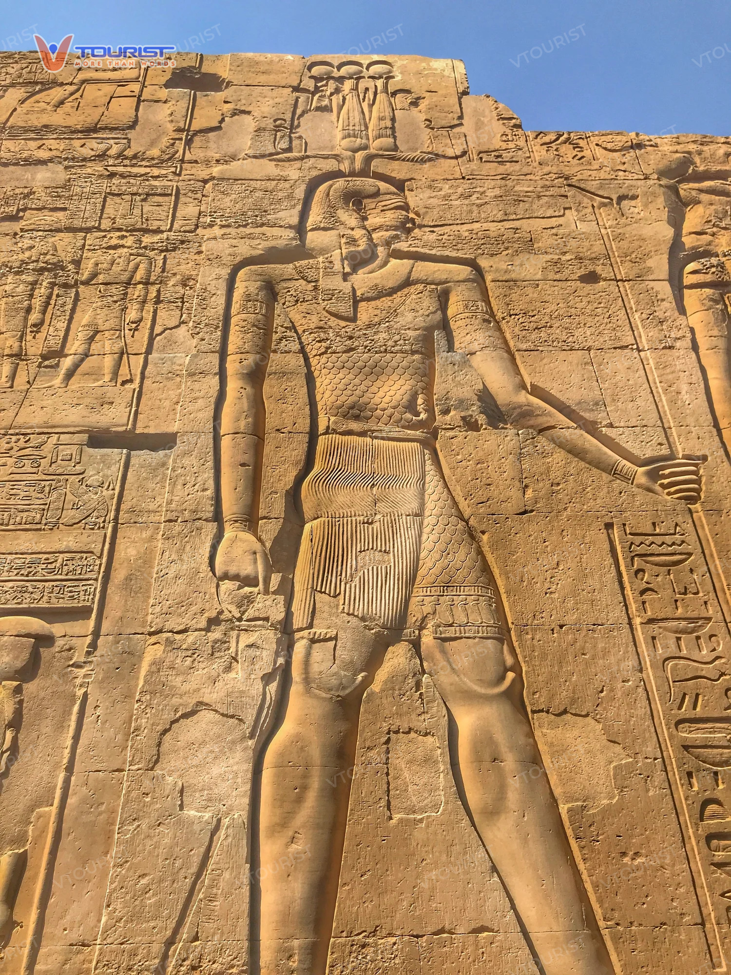 Nhiều nhà cai trị của triều đại Ptolemaic đã khắc họa hình ảnh của mình lên các bức tường quanh đền Kom Ombo