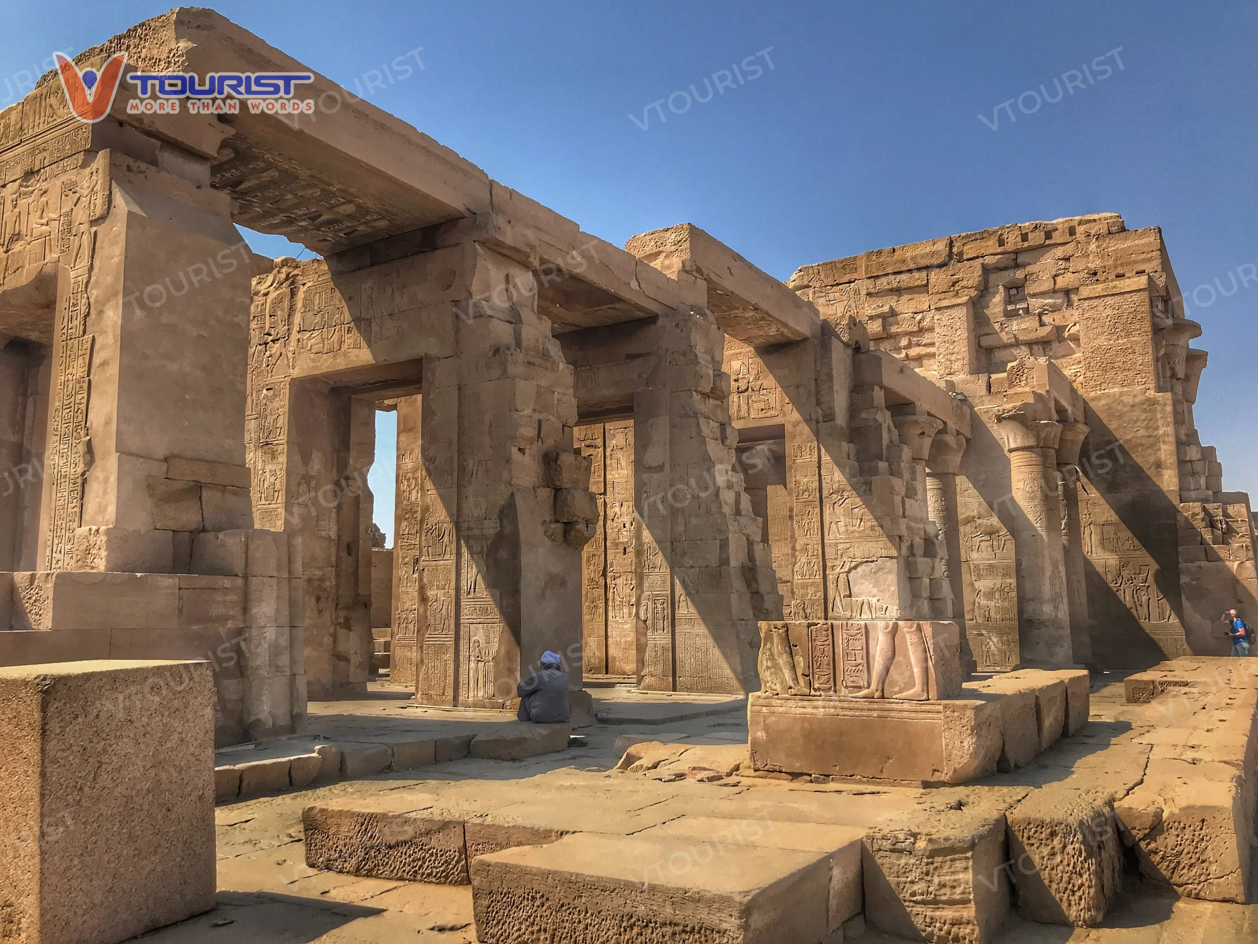 Đền Kom Ombo là điện thờ đôi duy nhất ở Ai Cập thờ hai vị thần Sobek và thần Horus tồn tại cách đây hàng nghìn năm