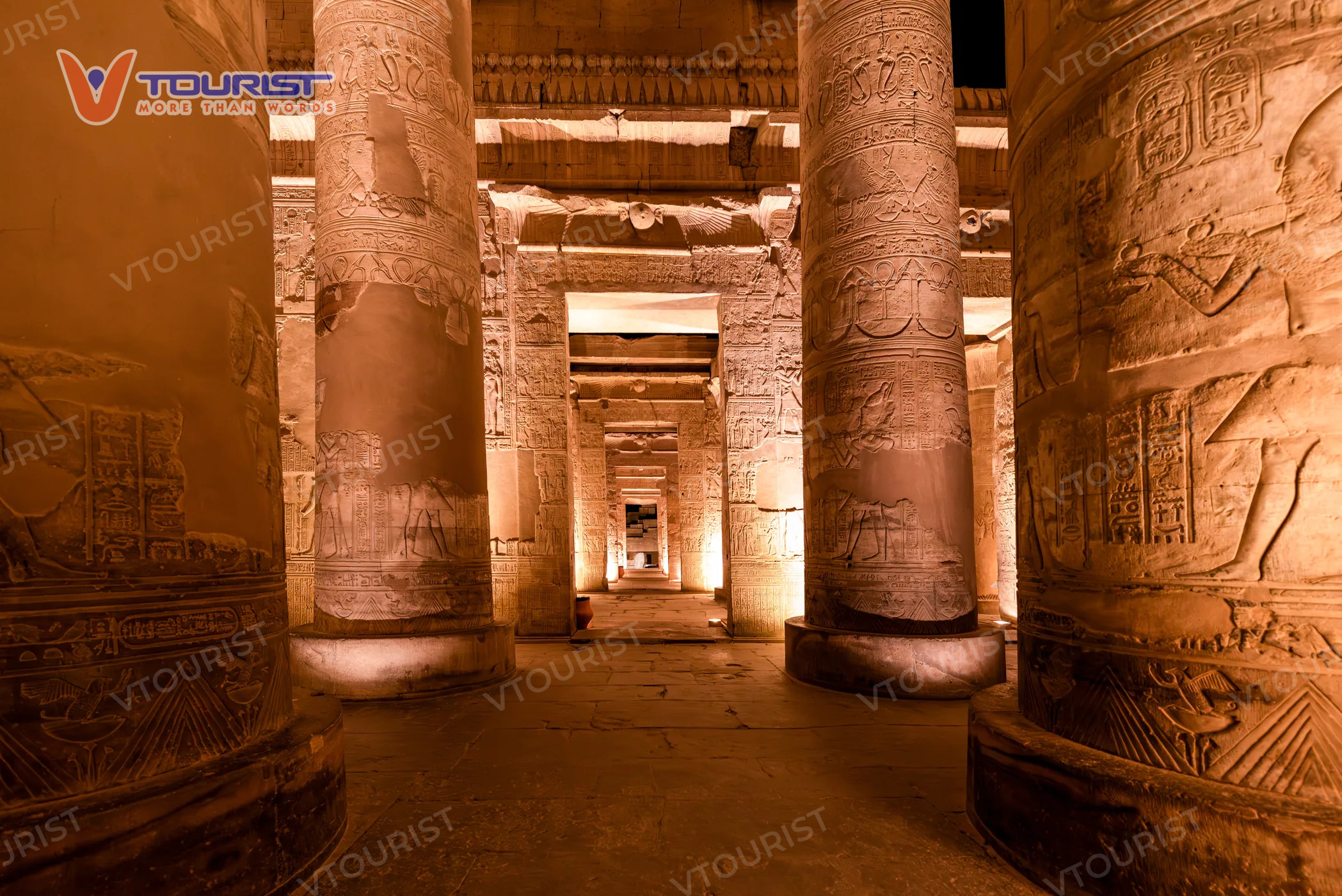 Hành lang dài từ đại sảnh kéo thẳng ra bờ sông Nile