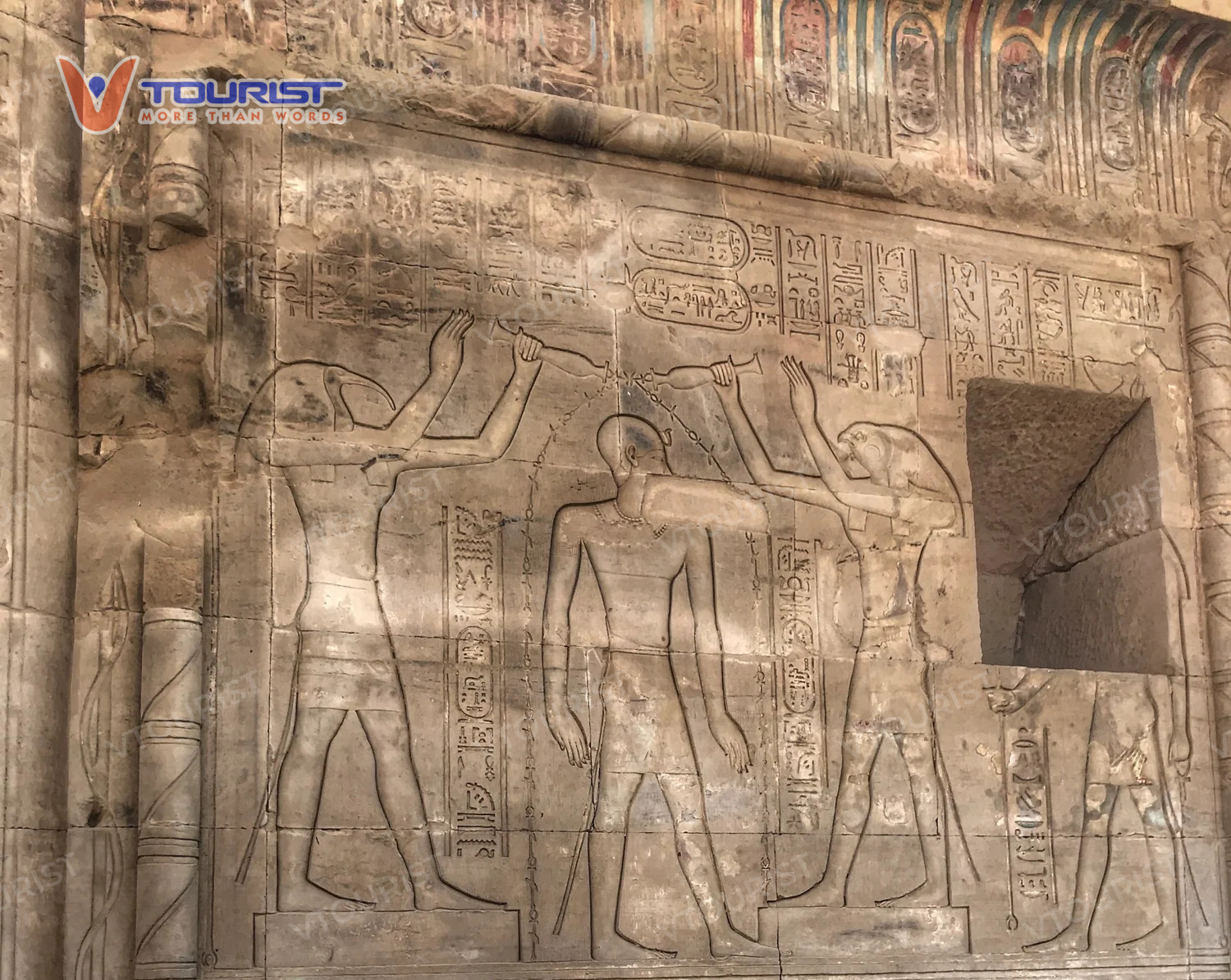 Hình ảnh vua Ptolemy XII được các vị thần Thoth và Horus tưới nước thánh