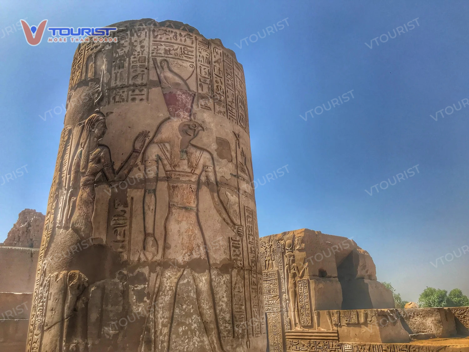 Vị thần Horus đầu chim ưng là một trong hai vị thần được thờ phụng trang nghiêm bên trong ngôi đền