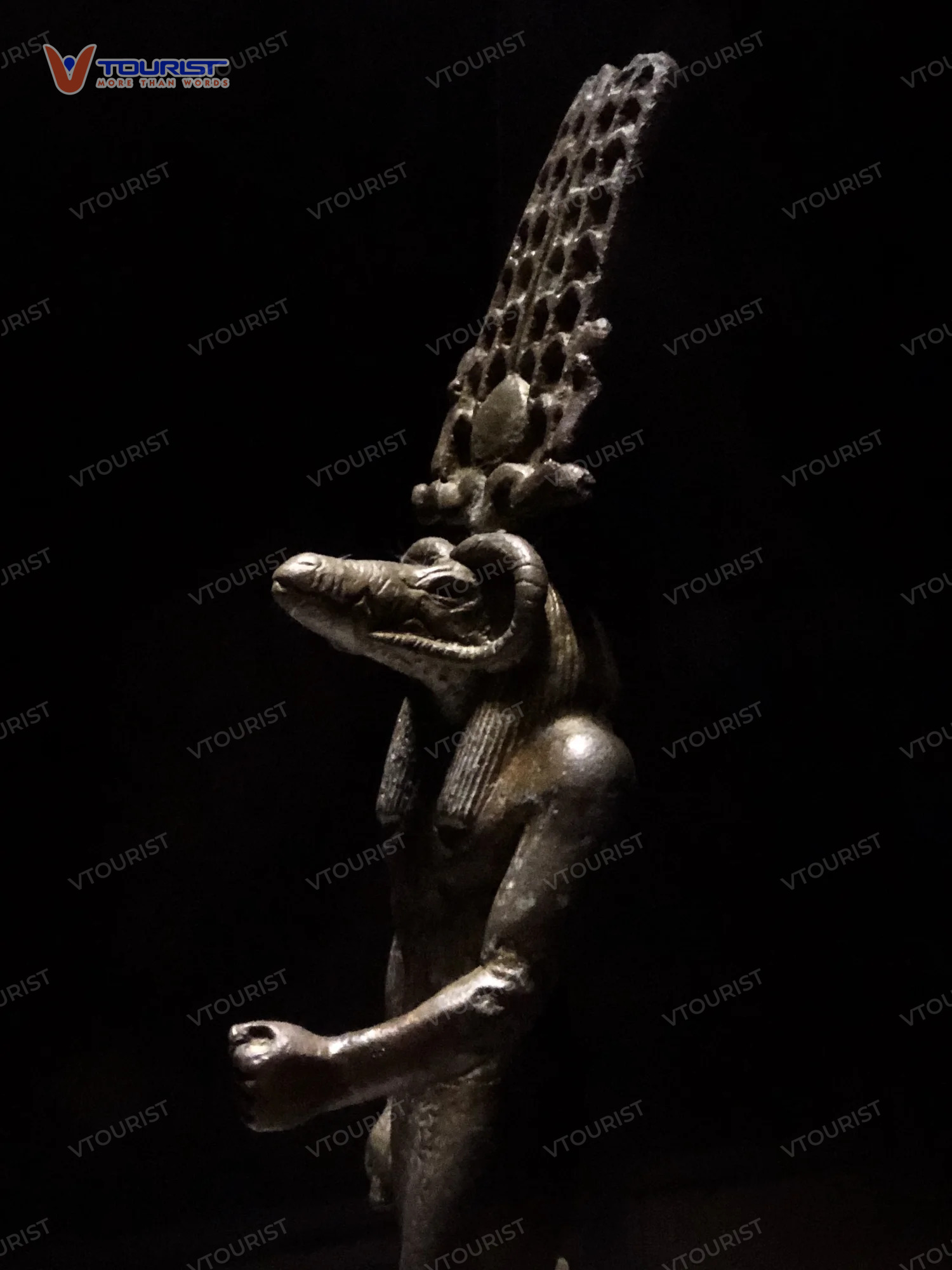 Thần Sobek thường được miêu tả là có đầu cá sấu, sừng cừu đực và vương miện cầu kỳ, đúng y như bức tượng tại Bảo tàng Cá sấu bên cạnh Kom Ombo