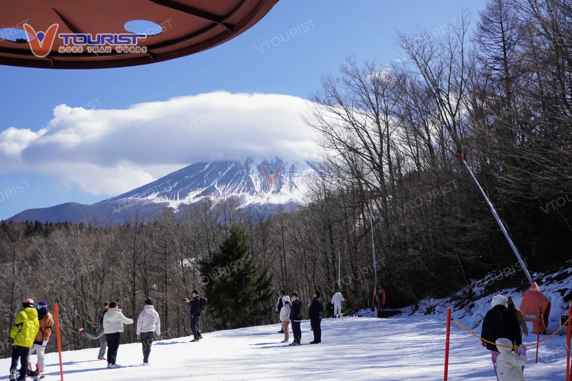 Từ Fujiten Snow Resort khung cảnh núi Phú Sĩ hiện ra vừa hùng vĩ vừa nên thơ