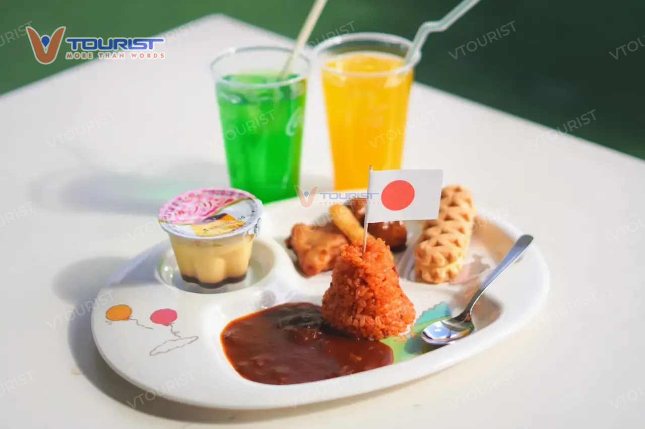 Hình ảnh núi Phú Sĩ trong suất cơm dành cho trẻ em tại Fujiten Snow Resort