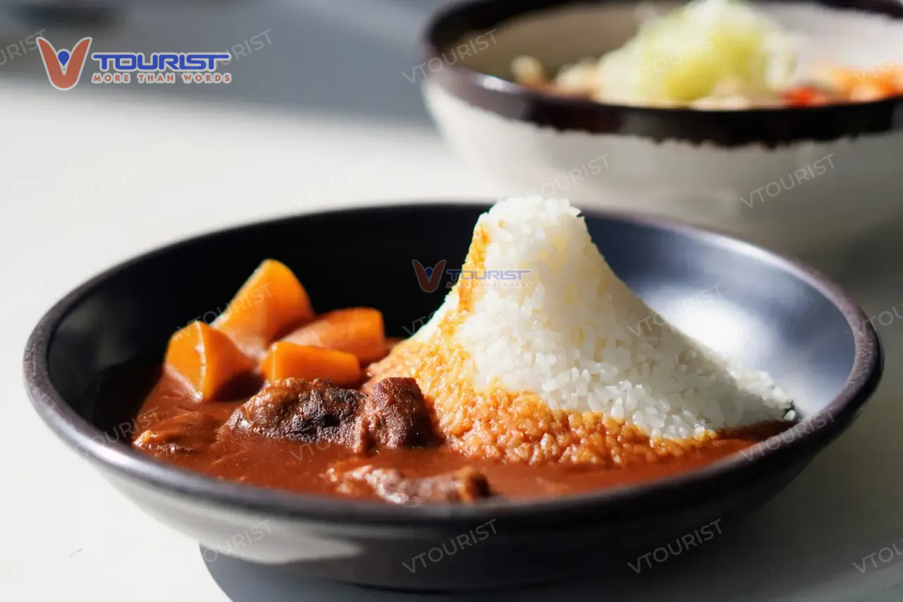 Món cà ri núi Phú Sĩ là món ăn được yêu thích nhất tại khu trượt tuyết Fujiten Snow Resort