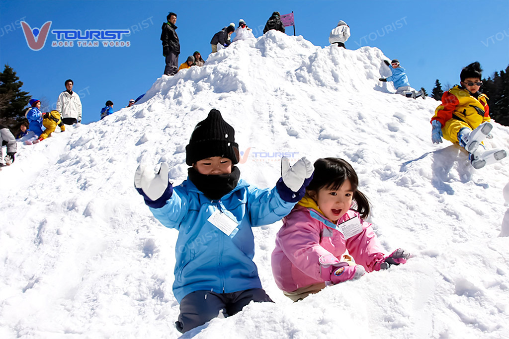 Hoạt động chơi tuyết tự do tại Fujiten Snow Resort được rất nhiều gia đình và trẻ nhỏ yêu thích