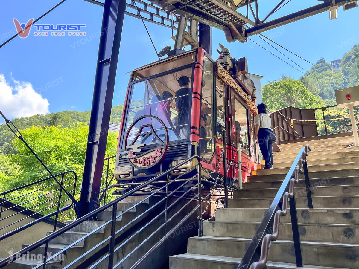 Cáp treo đưa giúp đưa du khách lên đến đỉnh Tenjo ở độ cao khoảng 1.075m