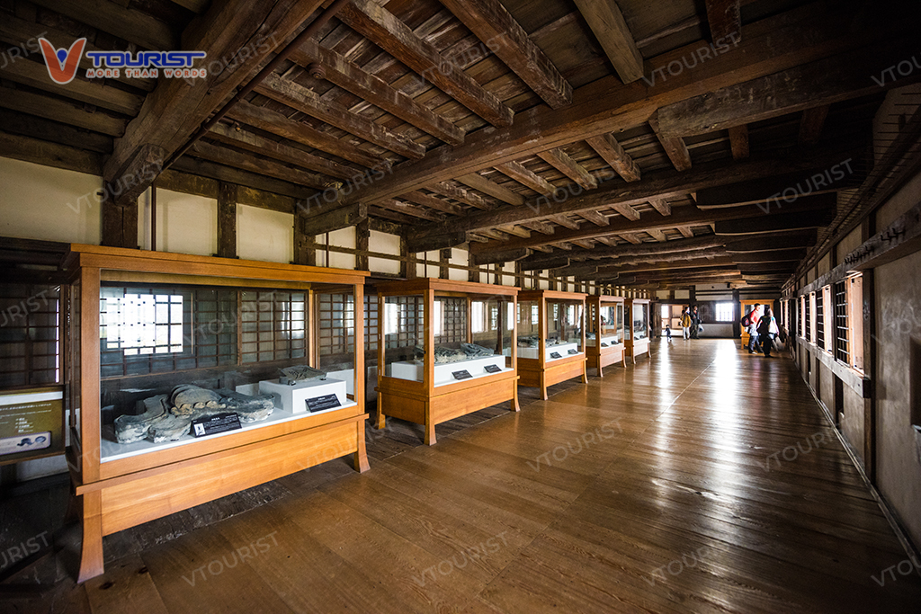 Mỗi tầng trưng bày một chủ đề lịch sử khác nhau