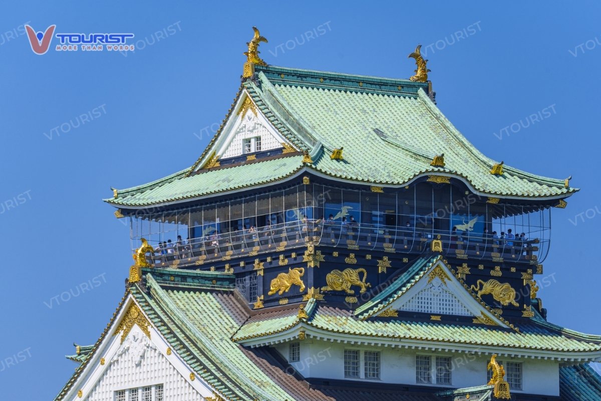 Đài quan sát cao khoảng 55m nằm trên tầng 8 cao nhất của lâu đài Osaka